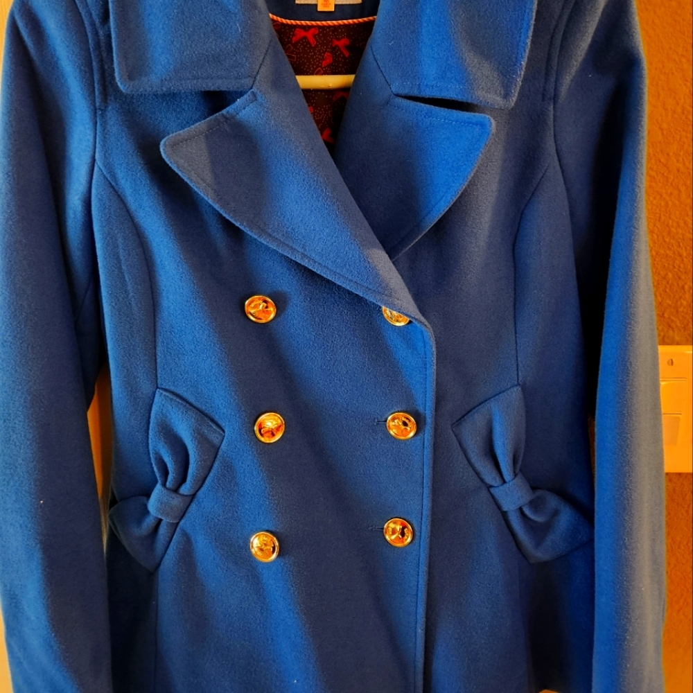 Coat with bows